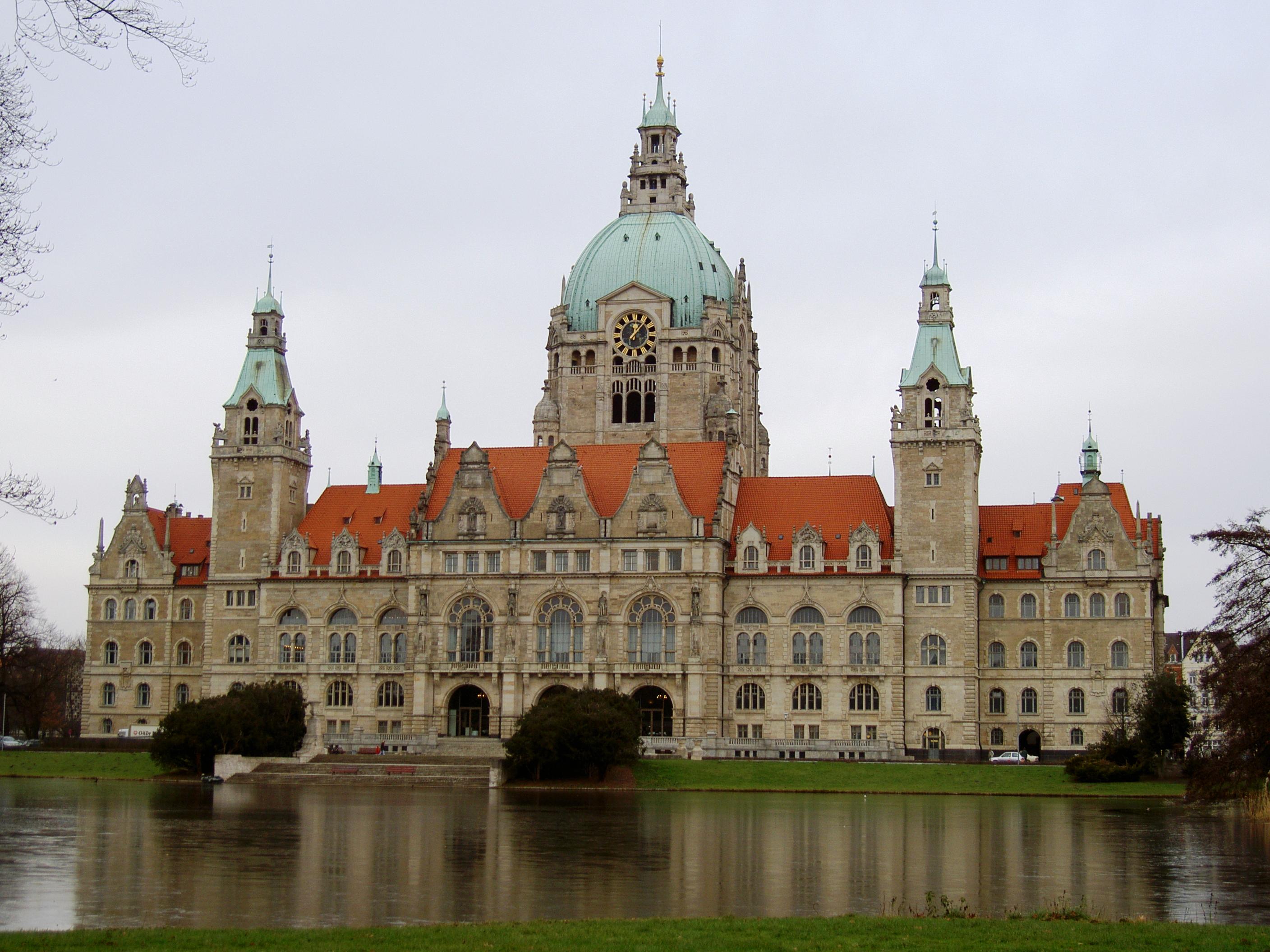 Neues Rathaus Hannover mit Spiegelung im Maschteich
